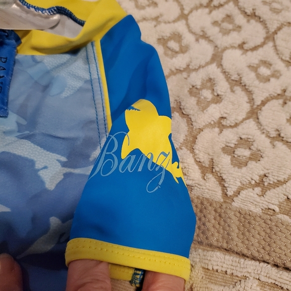 ⬇️ Banz 50+ SPF Sun protection suit with sharks - Picture 5 of 7